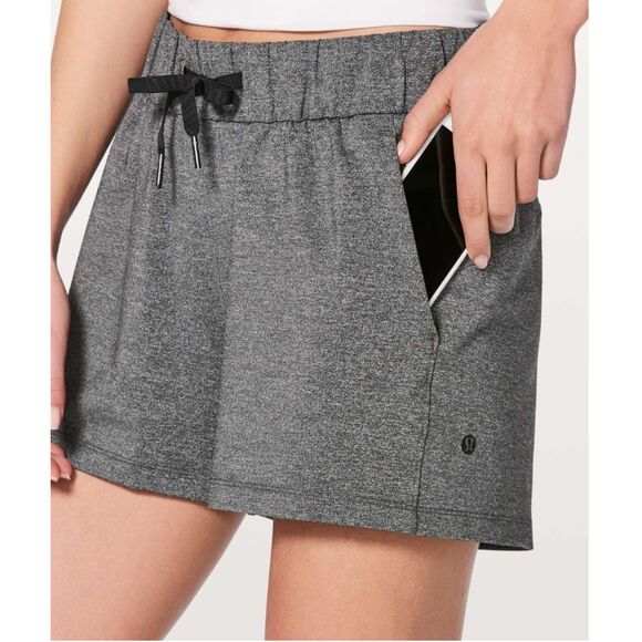 Lululemon On The Fly Short 2.5" Heathered Black Sz 2 - Picture 9 of 10